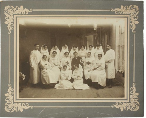 Групповая фотография медсестер и медбратьев Красного Креста. [Б. м., нач. ХХ в.].